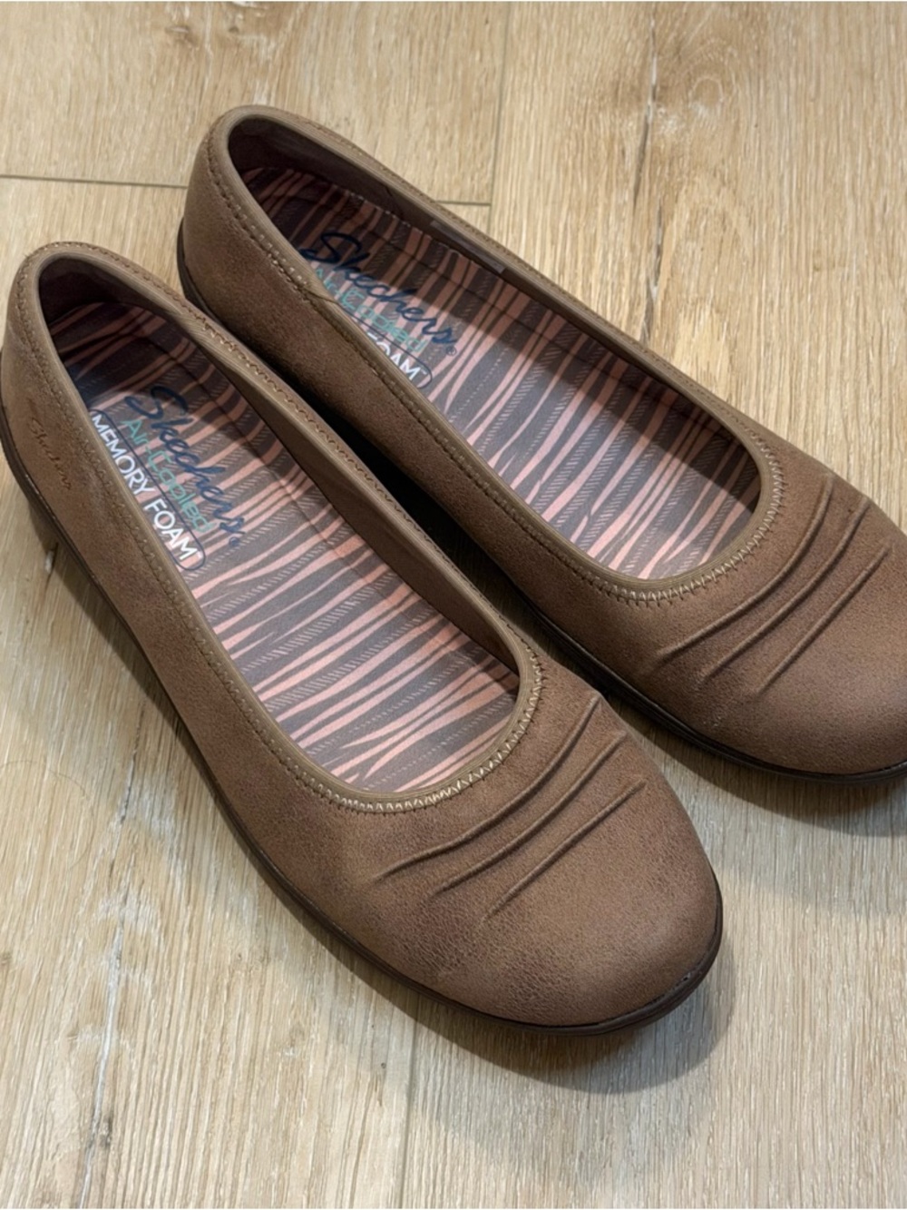 NEW Skechers Skimmer Slip On Wedges Ruffled Size 9 M - Taupe Color